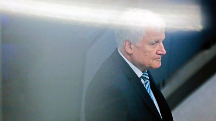 Криза в Германия: Зеехофер хвърля оставка, Меркел мълчи! 