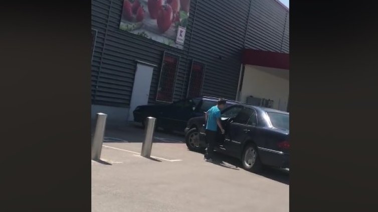 Мъж, жена и момче, което е зад&hellip; волана на Мерцедес!