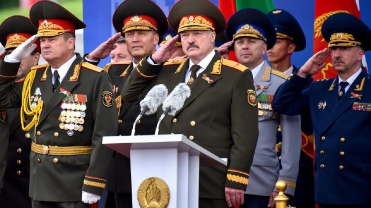 Беларус флиртува с Китай, да го пази от Русия