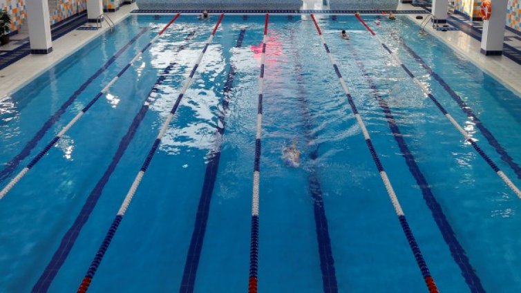 Басейнът мирише на хлор? Не влизайте &ndash; водата е мръсна!