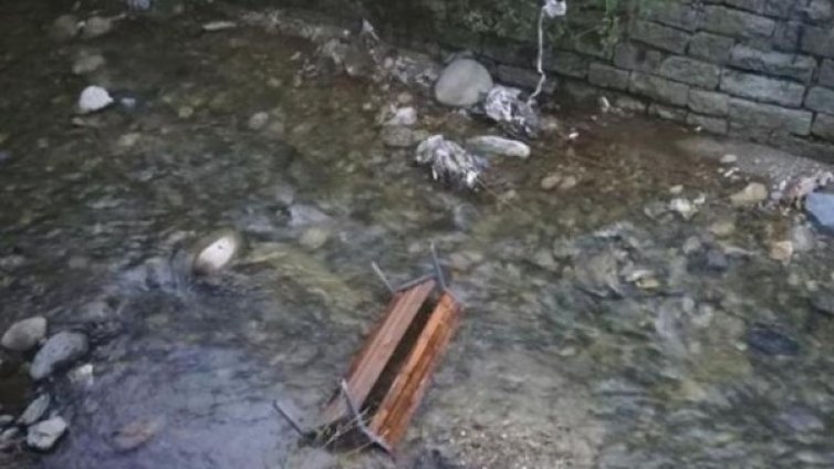 Забава в Дупница: Хвърляш общинска пейка в р. Джерман