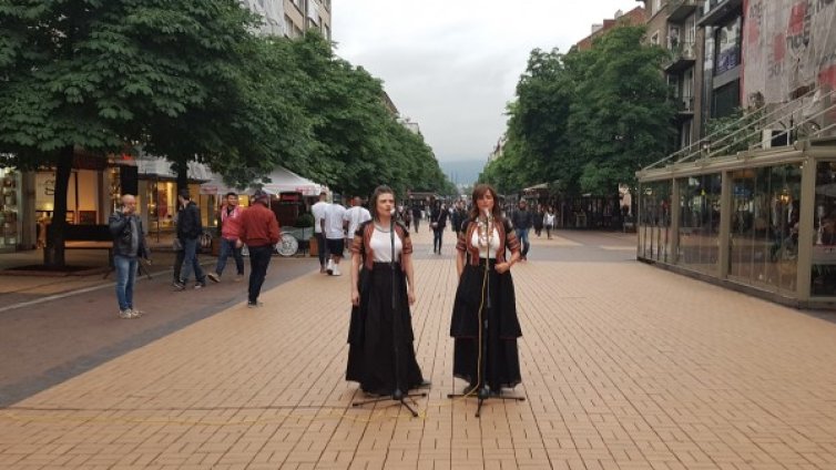Нина Николина и Таня Първанова запяха на улицата