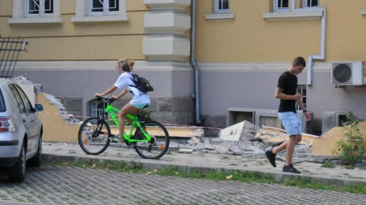 Опасно: Срути се оградата на поликлиника в Бургас