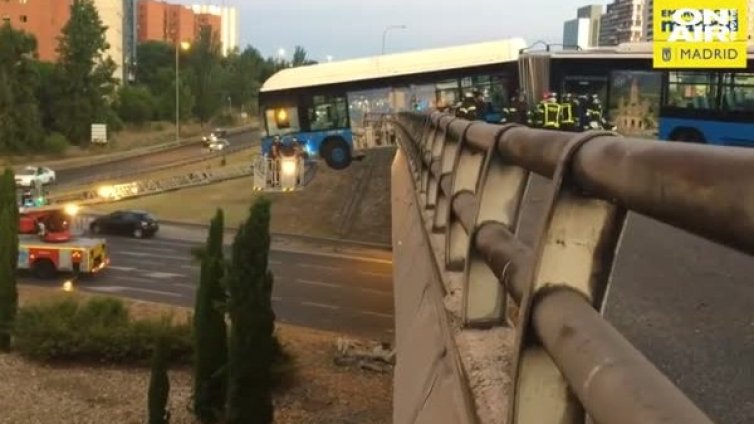 Зрелищна катастрофа в Мадрид: Автобус увисна от мост