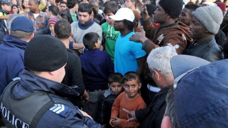 Самолети с бежанци тайно у нас? Каракачанов: Смехотворно!