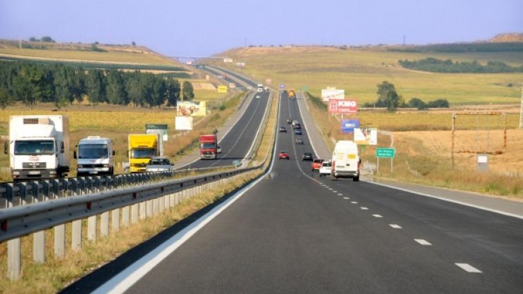 Неочаквано добро на пътя: Непознат плати Пътна помощ на майка с дете