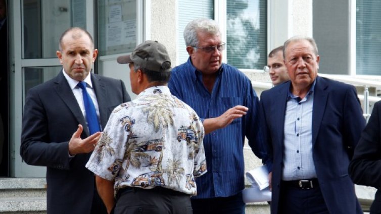 Заради чумата: Радев иска диалог кабинет-животновъди