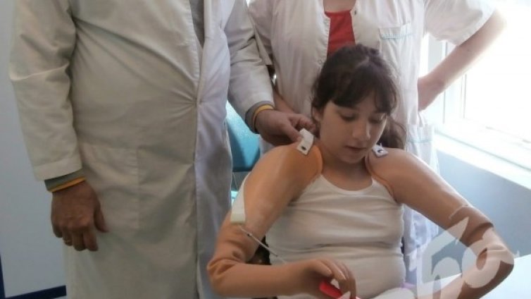 Добрата новина днес: Протези за Еля, родена без крайници