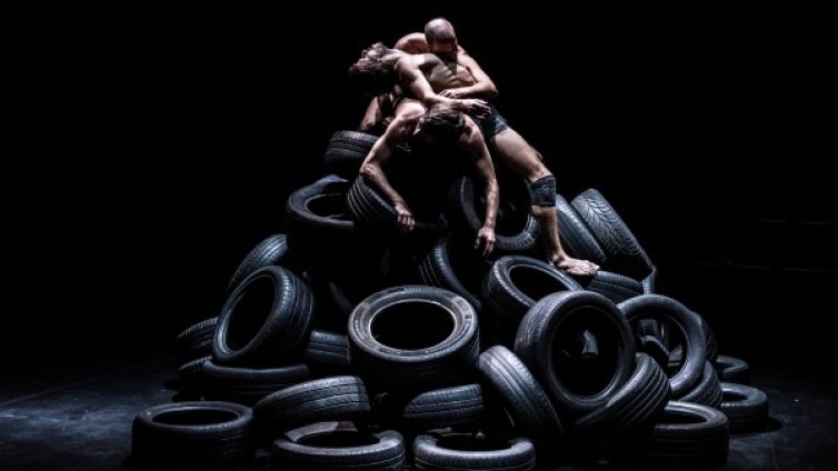 Сред отломки и развалини "Нощ"-та търси просветление