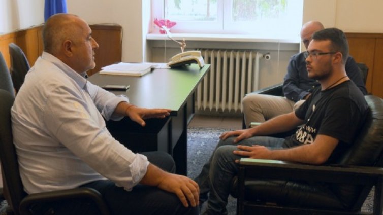 Пари ли? Лечение ли? Човечност ли? След срещата на премиера с Петър