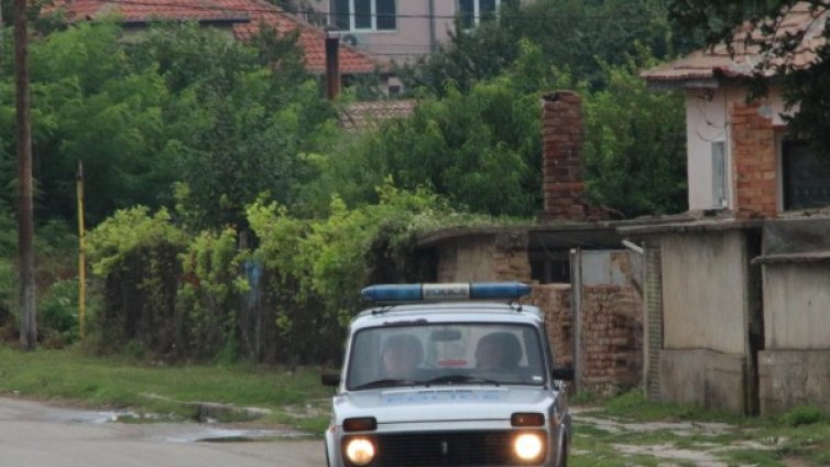 Мъж изгони жена си, взе й детето, удариха полицай...