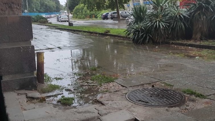 Граждани в Helpbook: Не улица, а алея. Не тротоар, а цяло езеро!