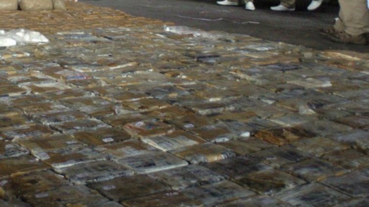 Два тона хашиш заловиха при спецакция в морето край Италия