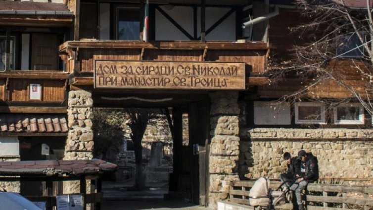 Кой дарява на отец Иван? Бедните с малки заплати, не и богатите!