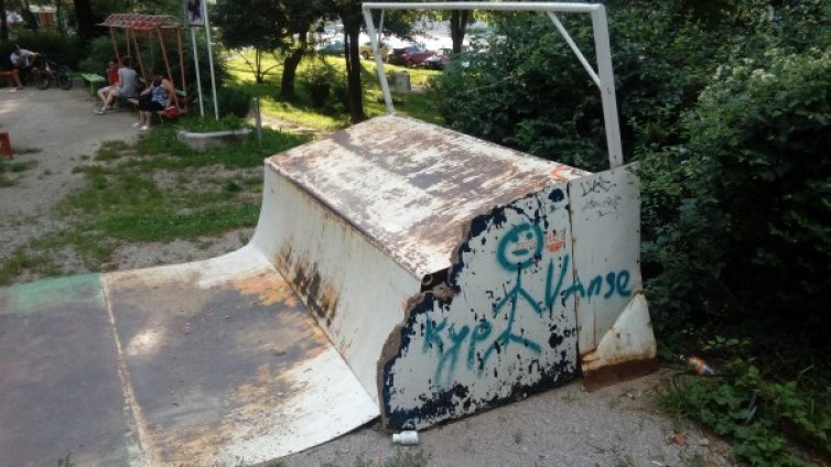 Строшени катерушки, обрасли пързалки... Градинките из София