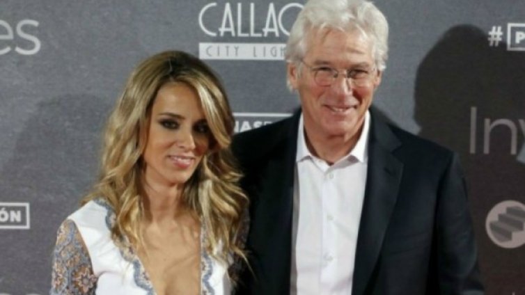 Ричард Гиър отново ще сменя... памперси