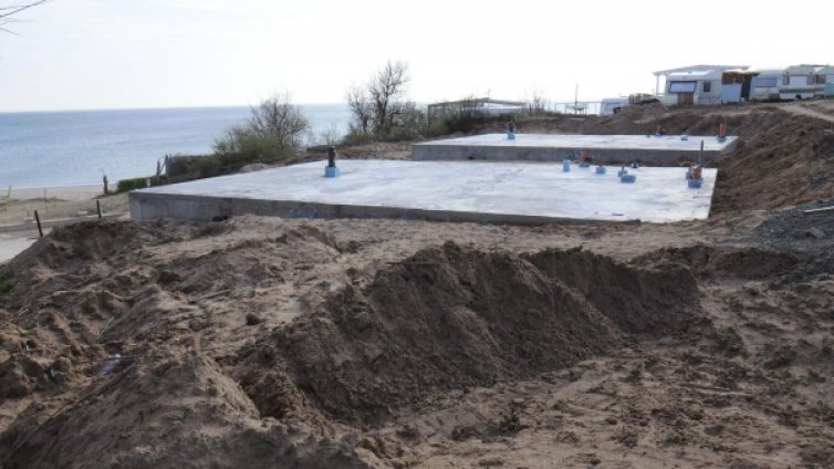 Бетон може, чадъри и палатки &ndash; не! Забраняват къмпингите върху дюни?