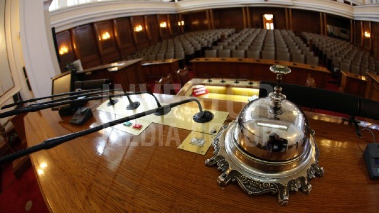 БСП срещу ГЕРБ: Управление ден за ден или смяна на системата?