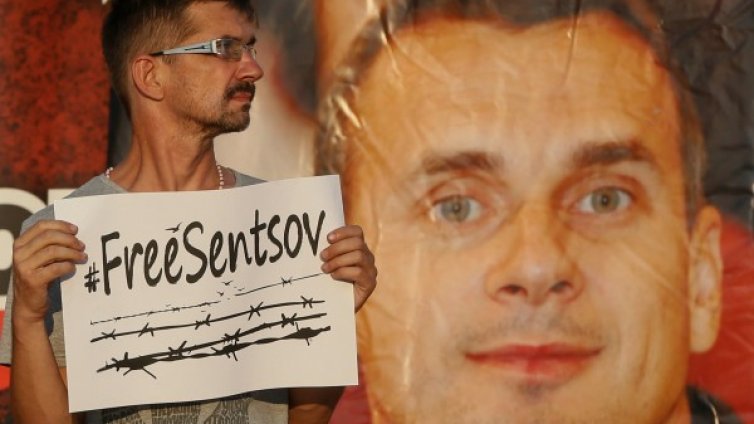 ЕС зове Русия да помогне на гладуващия Сенцов