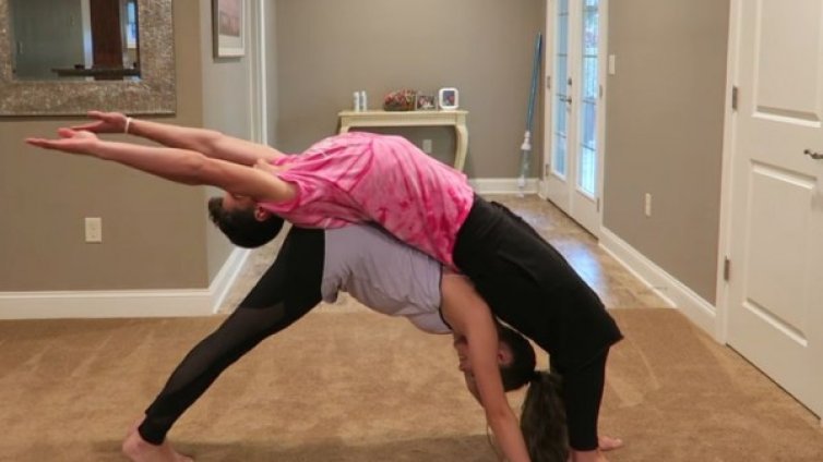 Йога за двойки &ndash; защо не? 8 причини да опитате 