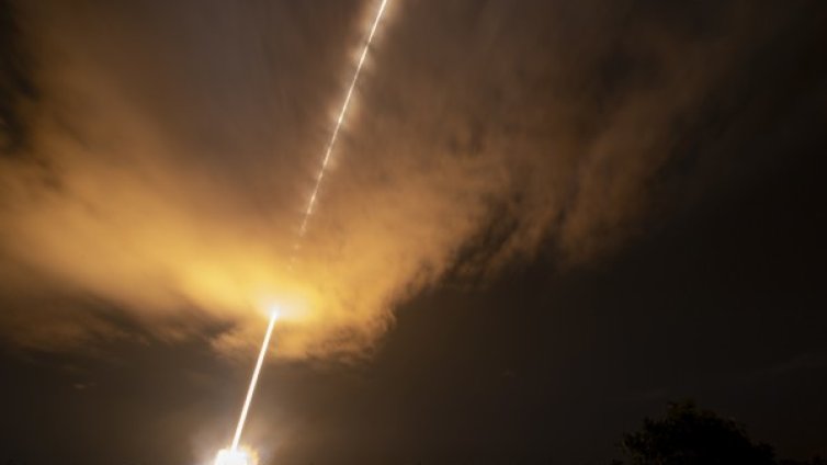 Историческо: Изстреляха сондата, която ще "докосне" Слънцето