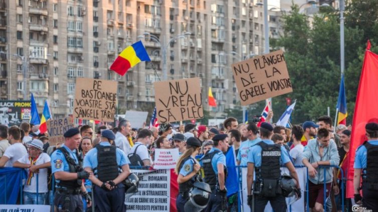 Хиляди в Букурещ за трети ден: Стига корупция!