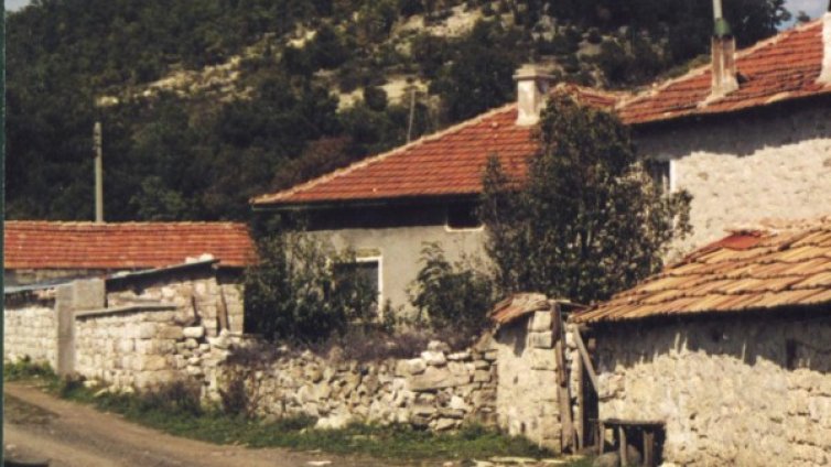 Обезлюдена българска земя: Преди магазин, сега &ndash; некролози!