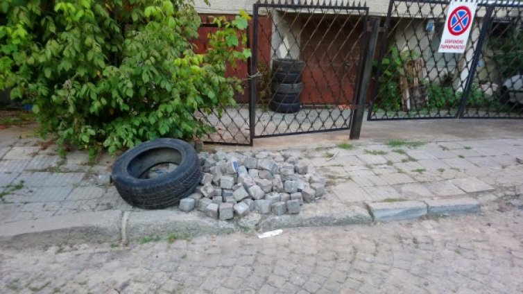 Сигнали от столицата: Зарязани ремонти, тесни тротоари, опасни шахти...