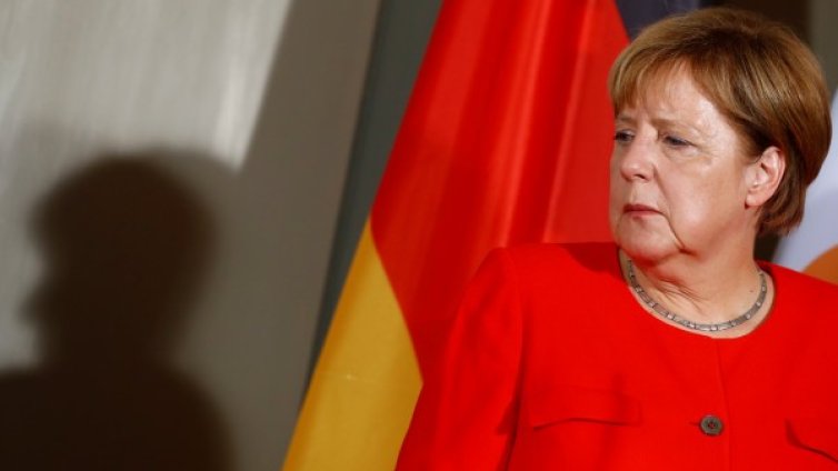 Главоболията на Меркел: Бежанците и Русия 