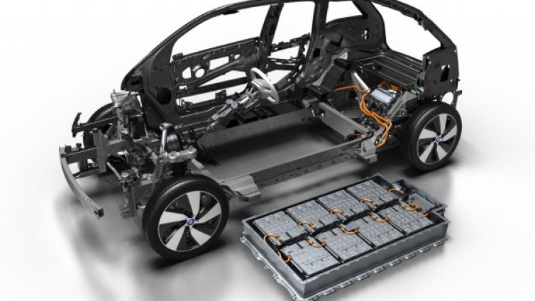 Нов хит сред автоджамбазите: Обезкостени е-мобили заради батериите