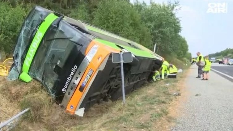 Автобус се преобърна в Германия, 16 са пострадали