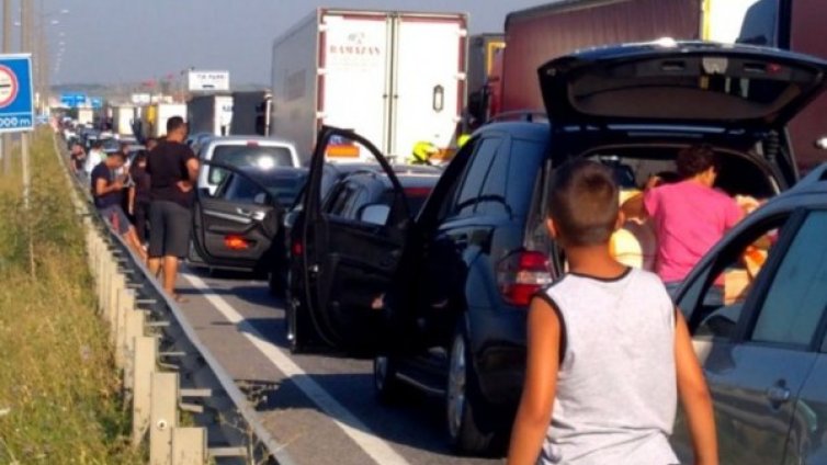 Огромни опашки: Гастарбайтери чакат на "Капъкуле" 