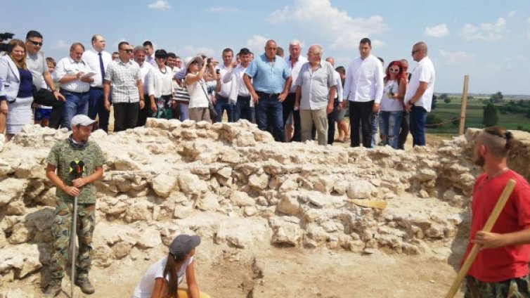 Борисов обеща помощ за царската гробница край Маноле