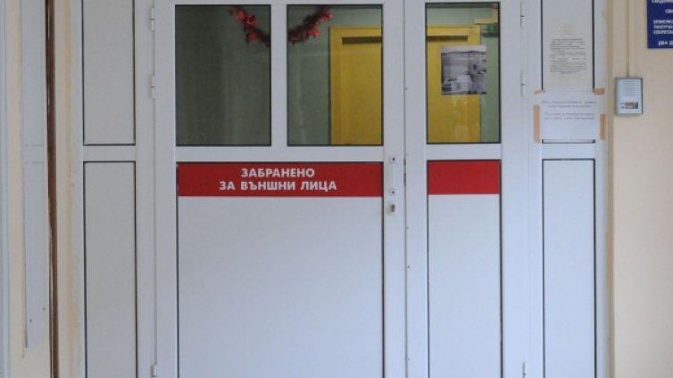 Агресивен пациент вилня и троши в Спешното в Перник