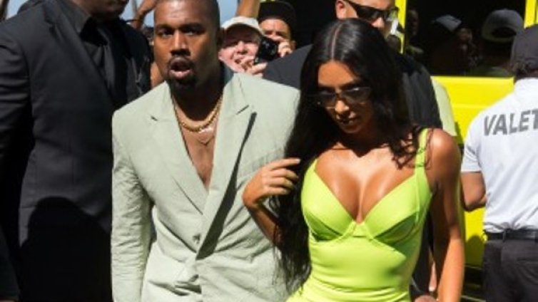 Костюм с джапанки... новата визия на Кание