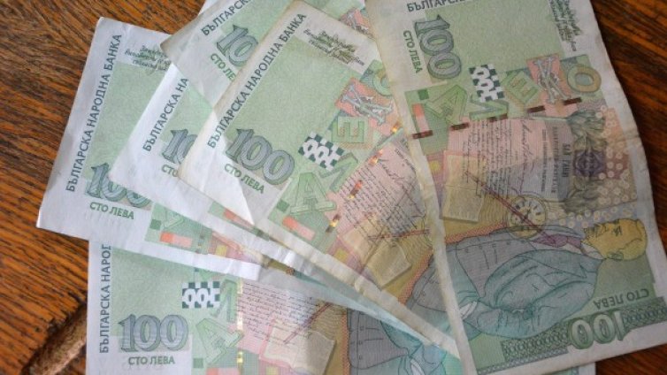 Баба "помощник полицайка" се прости с 14 бона