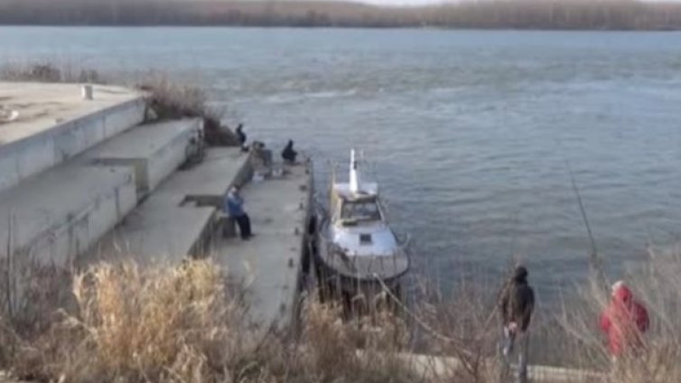 Критично ниво на Дунав: Два кораба заседнаха!