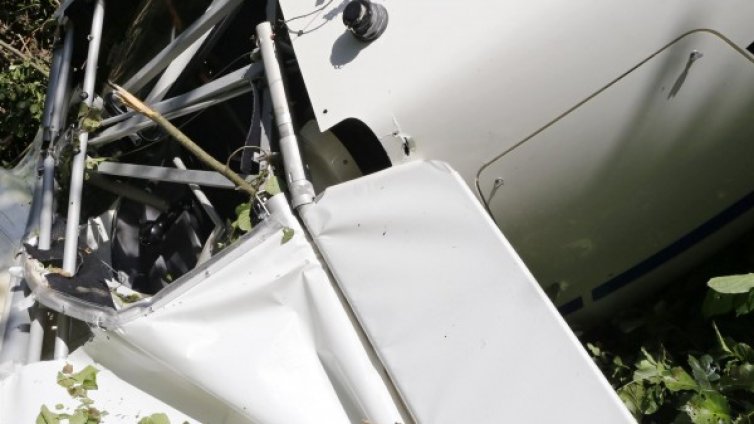 Двуместен самолет се запали при кацане, пилотът загина