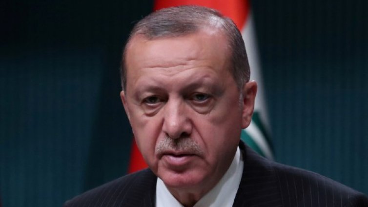 Портрети на Ердоган "грейват" на входовете на МВР 