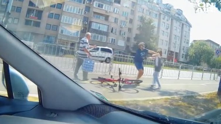 Улична агресия: Възрастен велосипедист и млада пешеходка в схватка