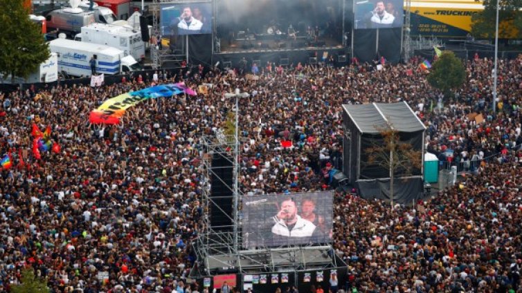 Десетки хиляди на концерт в Кемниц срещу расизма