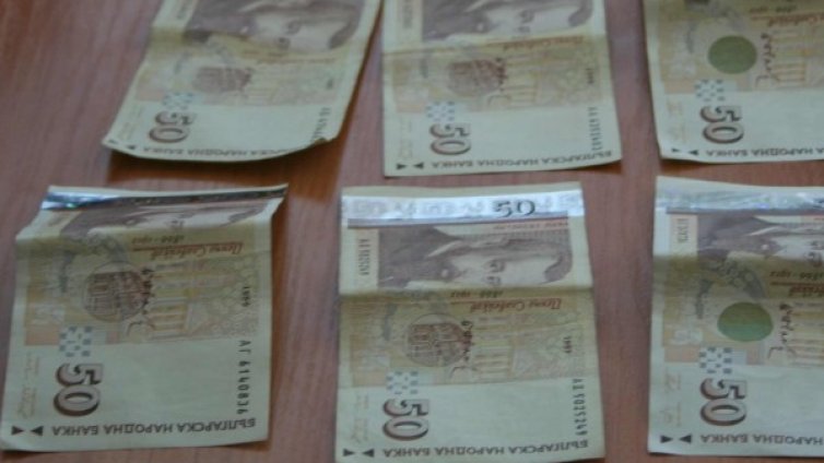 Баба хвърли през балкона две торби &ndash; 5 бона!