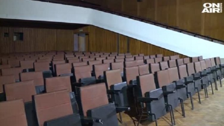 Най-голямата концертна зала в Пловдив - в разруха. "Свирят" само капките...