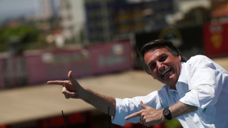 Намушкаха с нож водещ кандидат за президент на Бразилия