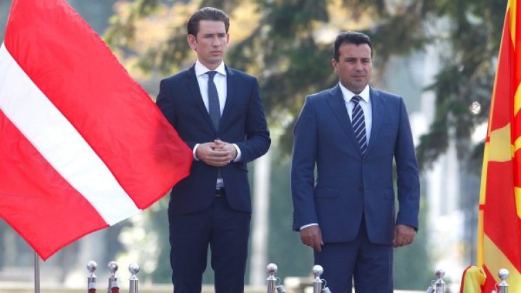 Латвия ли е, Австрия ли е? Гаф със знамената в Скопие   