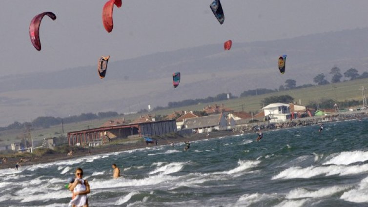 По морето: Температурата на водата 26&deg;C, на въздуха - 24&deg;C