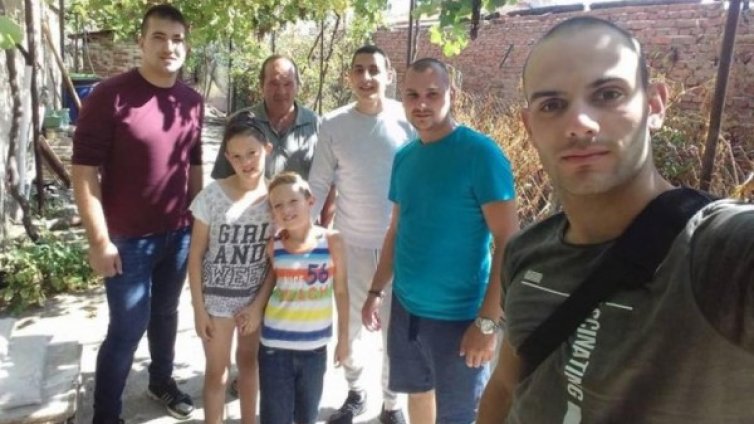 В битка за живота на внуците, в битка за мечтите им... Дядо Валери