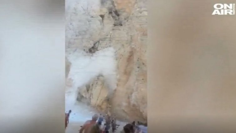 Свлачище на гръцки плаж, туристи са в неизвестност