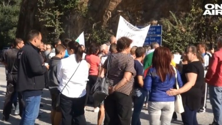 Жители на Баните блокираха пътя за Кръстова гора