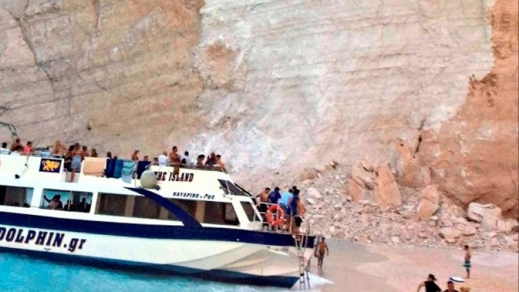 След скалното срутване: Плажът в Закинтос &ndash; забранен!
